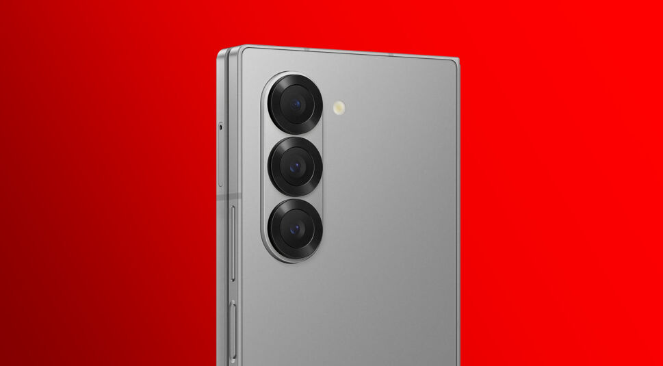 Auf diesem Bild sind die drei Kameras vom Galaxy Z Fold6 zu sehen, die untereinander am hinteren Gehäuse angebracht sind.