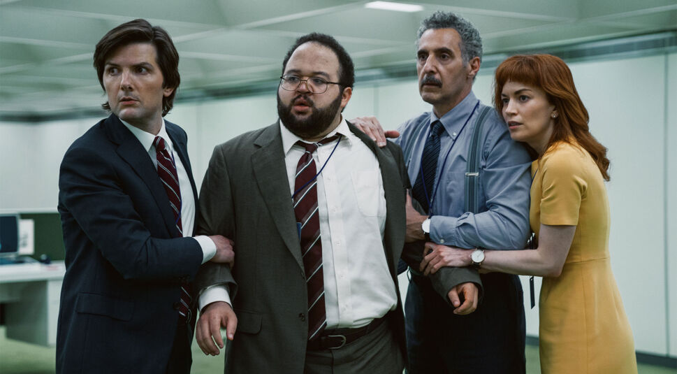 Adam Scott, Zach Cherry, John Turturro und Britt Lower in „Severance“ auf Apple TV+ zu sehen.