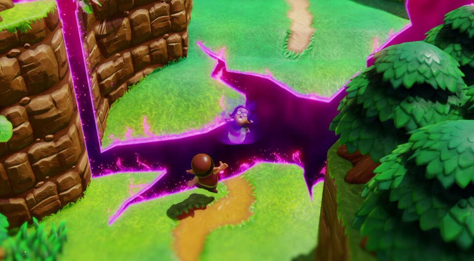 Im Nintendo-Spiel "The Legend of Zelda: Echoes of Wisdom" wird das Volk in Zeldas Königreich von mysteriösen Erdrissen verschlungen. Auf dem Bild fällt eine Dame in die DUnkelheit in den Riss, der am Rand pink leuchtet. Er hat sich scheinbar inmitten einer idyllischen grünen Graslandschaft aufgetan. Eine weitere Figur steht am Rande der Schlucht und springt in die Luft. Die FIgur ist verzweifelt und kann nichts dagegen tun, dass vor ihr jemand in den Riss hineinfällt.