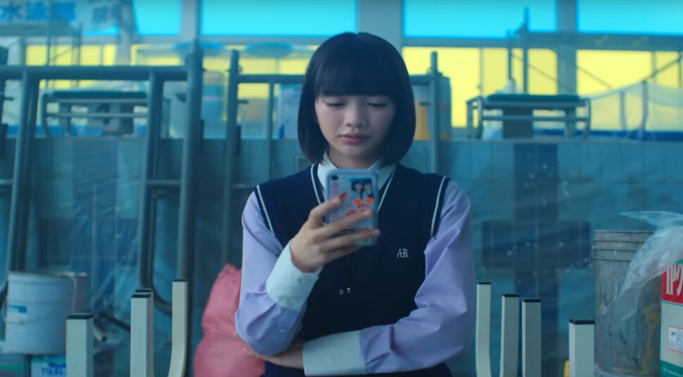 Chasity High: Ein Mädchen hält ein Smartphone in der Hand