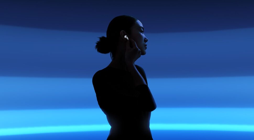 Frau trägt die AirPods 4 im Ohr