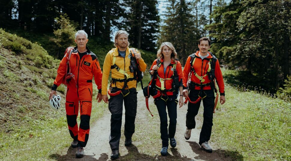 Die Bergretter suchen in den Bergen nach einer Vermissten.