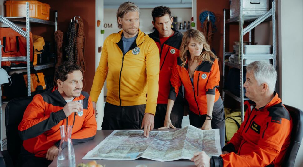 Markus Brandl, Sebastian Ströbel, Michi Pascher, Luise Bähr und Robert Lohr in "Die Bergretter" Staffel 16.