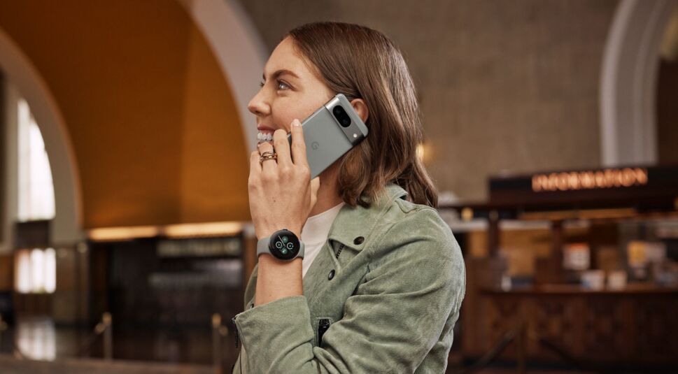 Frau telefoniert mit Google Pixel 8