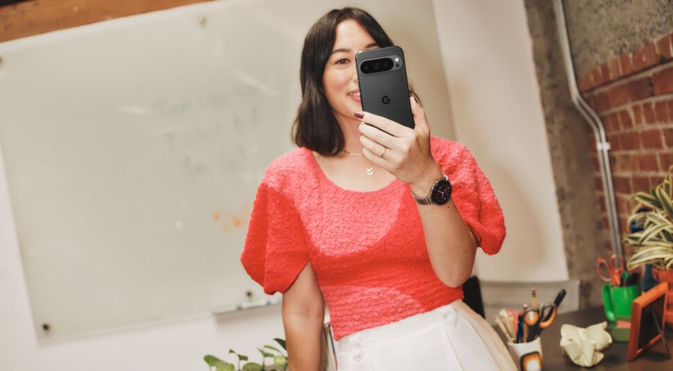 Frau macht Selfie mit Pixel 9 Pro