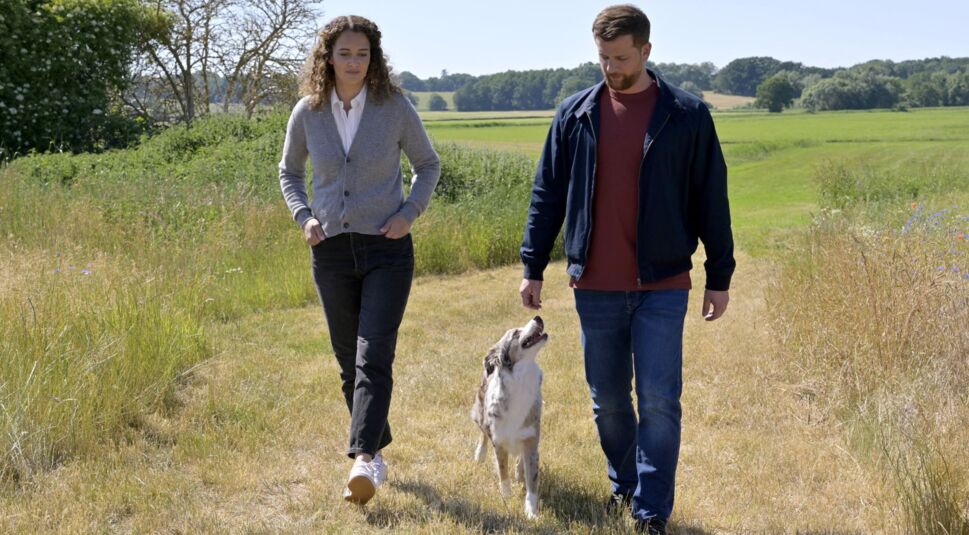 Oona Devi Liebicher und Christoph Schechinger in "Käthe und ich: Der kleine Ritter"