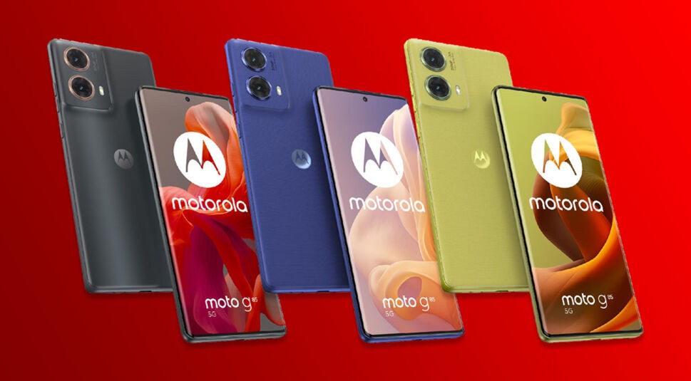 Das Moto B85 in verschiedenen Farbvarianten vor rotem Hintergrund