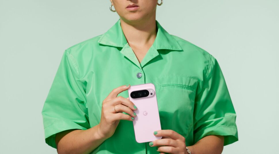 Frau hält das Pixel 9 Pro in der Farbe Rose Quartz hoch