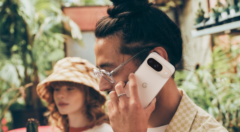 Mann telefoniert mit dem Pixel 9