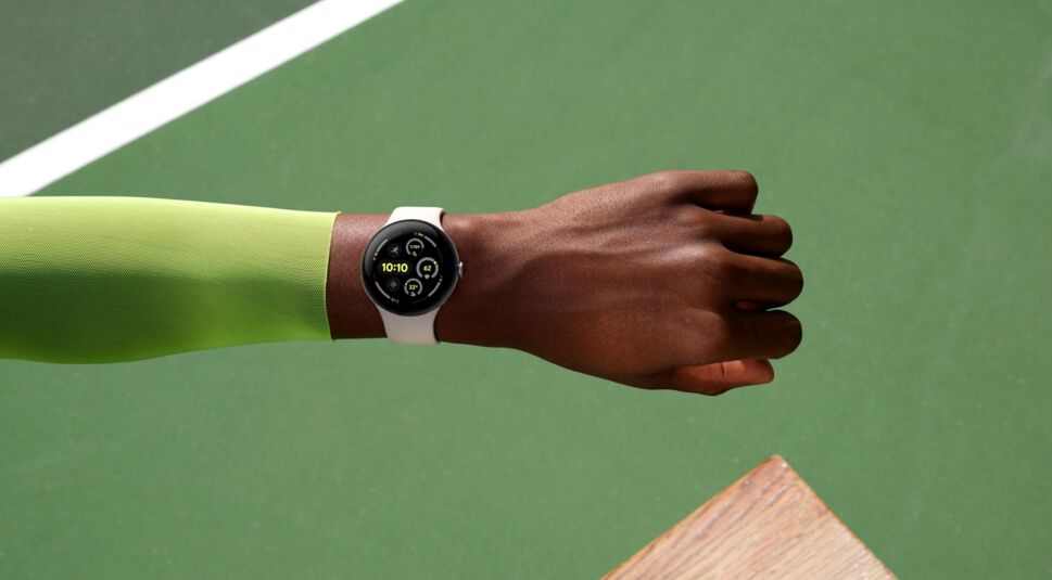 Frau trägt Pixel Watch 3 am Arm.