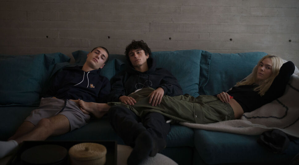 Juan Pablo Fuentes und Ximena Lamadrid in Untamed Royals