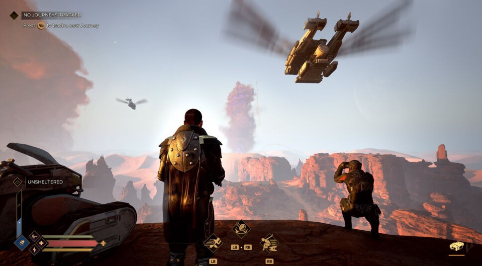 Auf dem Bild aus dem Spiel 'Dune: Awakening' stehen zwei Charaktere auf einem Felsen und blicken in die weite Wüstenlandschaft von Arrakis. Einer steht aufrecht, während der andere in die Ferne späht. Am Himmel fliegen zwei ornithopterartige Fluggeräte, und im Hintergrund erhebt sich eine gigantische, violette Staubsäule. Die Szene betont die Erkundung und die Gefahren dieser unwirtlichen Umgebung.