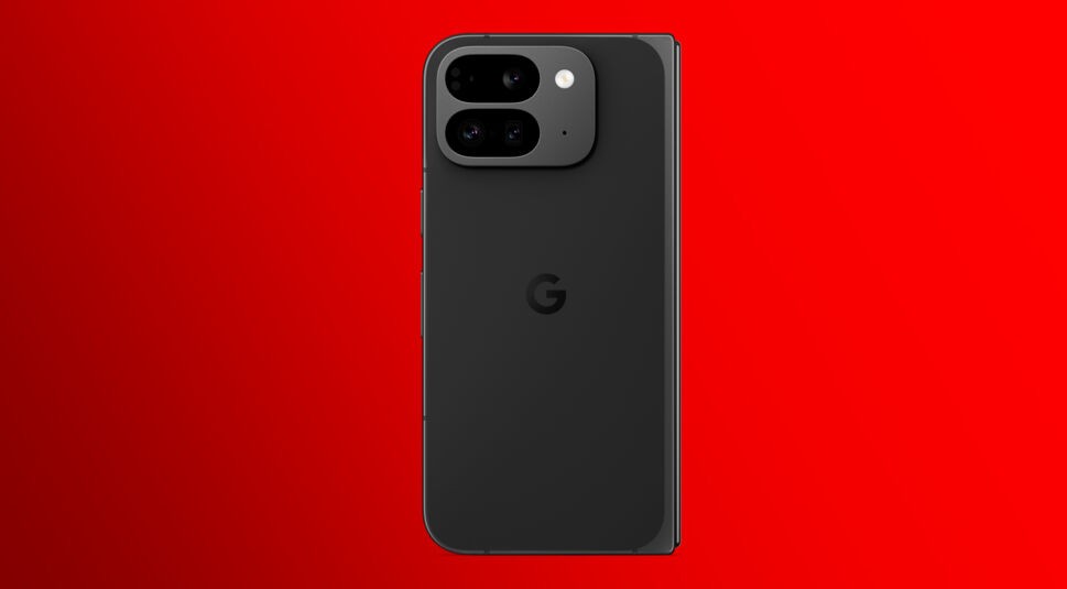 Auf dem Bild ist die Rückseite des Google Pixel 9 Pro Fold aus der Google Pixel 9 Reihe bei Vodafone zu sehen. Das Smartphone ist in der Farbvariante Obsidian (Schwarz) vor einem leuchtend roten Hintergrund dargestellt. Die Rückseite zeigt das Google-Logo und eine rechteckige Kameraeinheit mit zwei Linsen und einem LED-Blitz, die in der oberen linken Ecke platziert sind. Die Faltkante des Geräts ist leicht sichtbar.