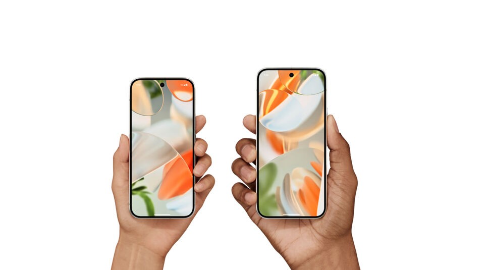 Auf dem Bild werden das Pixel 9 Pro (links) und das größere Pixel 9 Pro XL (rechts) im Größenvergleich gezeigt. Beide Smartphones werden von unterschiedlichen Händen gehalten und zeigen den gleichen farbenfrohen, abstrakten Bildschirmhintergrund in Orange-, Grün- und Beigetönen. Der weiße Hintergrund hebt die Größenunterschiede der beiden Modelle deutlich hervor.