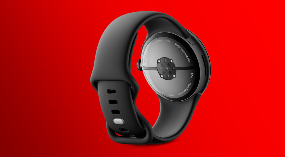 Auf diesem Bild ist die Rückseite der Pixel Watch 3 von Google zu sehen. Die Smartwatch ist in einem matten Schwarz gehalten, und der Fokus liegt auf dem Sensorbereich auf der Unterseite des Gehäuses, der für die Gesundheits- und Fitnessüberwachung zuständig ist. Die Uhr zeigt ihre Wasserbeständigkeit und andere technische Spezifikationen. Der rote Hintergrund hebt die Details der Uhr besonders hervor.