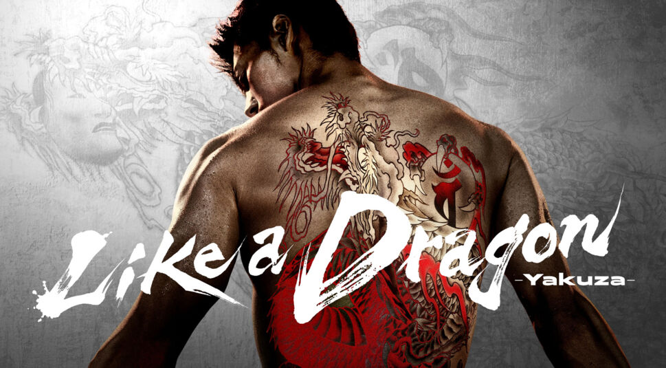 Dieses Bild zur "Like a Dragon: Yakuza Serie" zeigt Ryoma Takeuchi, der mit dem Rücken zur Kamera steht. Sein muskulöser Rücken ist vollständig mit einem detaillierten, farbenfrohen Drachentattoo bedeckt. Die dynamische Pose und das intensive Tattoo unterstreichen die kraftvolle und mysteriöse Atmosphäre der Serie. Im Hintergrund sind verblasste Darstellungen weiterer japanischer Motive zu sehen, die dem Bild zusätzliche Tiefe verleihen. Der Titel der Serie "Like a Dragon" ist prominent in weißer Schrift über dem Bild platziert.