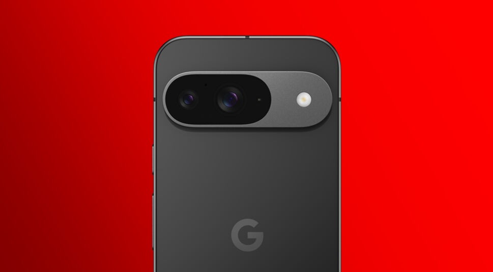 Auf dem Bild ist die Kameraeinheit des Pixel 9 aus der Pixel 9 Reihe zu sehen. Die Dual-Kamera ist horizontal in einem schwarzen Kameramodul auf der Rückseite des Smartphones angeordnet, begleitet von einem LED-Blitz. Das Smartphone ist in der Farbvariante Obsidian (Schwarz) vor einem leuchtend roten Hintergrund dargestellt.