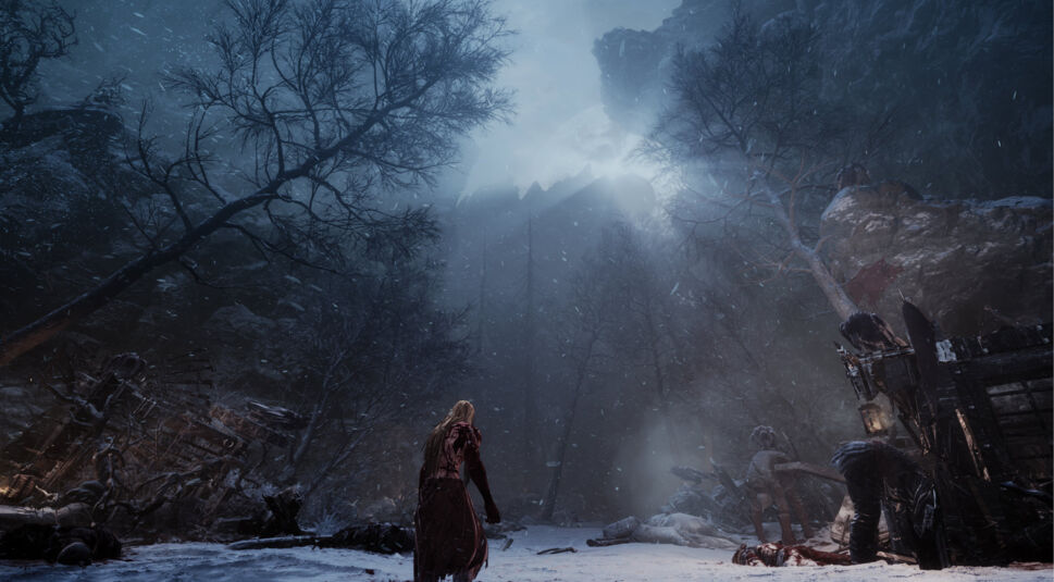 In dieser düsteren Szene aus dem Spiel "The First Berserker: Khazan" ist die Hauptfigur Khazan in einer verschneiten, verwüsteten Landschaft zu sehen. Er steht blutig und erschöpft vor einer zerstörten Kriegsmaschine, umgeben von toten Körpern. Die bedrohliche Atmosphäre wird durch die karge, winterliche Umgebung und die schwache Lichtquelle im Hintergrund verstärkt, die durch die kahlen Bäume und felsigen Klippen bricht.