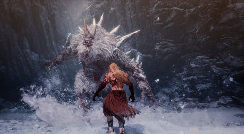 Auf dem Bild aus dem Spiel "The First Berserker: Khazan" steht die Hauptfigur Khazan, blutig und kampfbereit, einem riesigen, stacheligen Monster in einer verschneiten, felsigen Umgebung gegenüber. Khazan trägt zerrissene Kleidung und hat langes, blondes Haar, während das Monster bedrohlich auf ihn zugeht. Die Szene strahlt eine intensive, gefährliche Stimmung aus, die die brutale Natur des Spiels verdeutlicht.