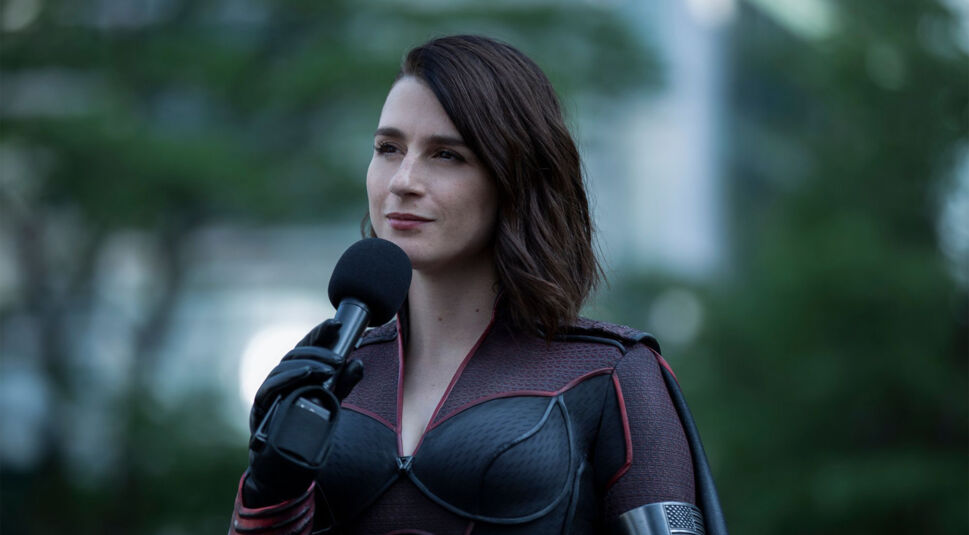 Auf dem Bild zu der Spin-off-Serie Vought Rising ist Stormfront in der zweiten Staffel von "The Boys" zu sehen. Sie steht vor einem Mikrofon und hält eine Rede.