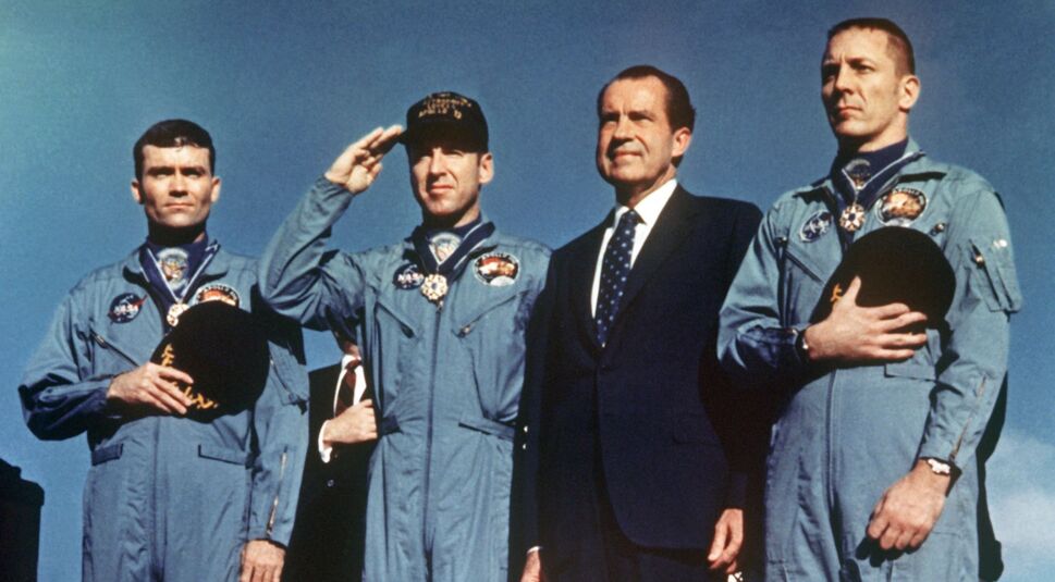 Fred Haise, James Lovell, Richard Nixon und John Swigert während der Begrüßungszeremonie auf Honolulu