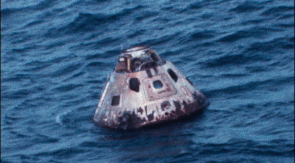 Die Landekapsel der Apollo 13 im Pazifik