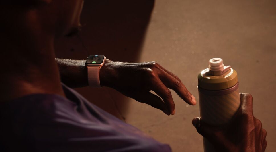 Mann schaut beim Sport auf seine Apple Watch 9