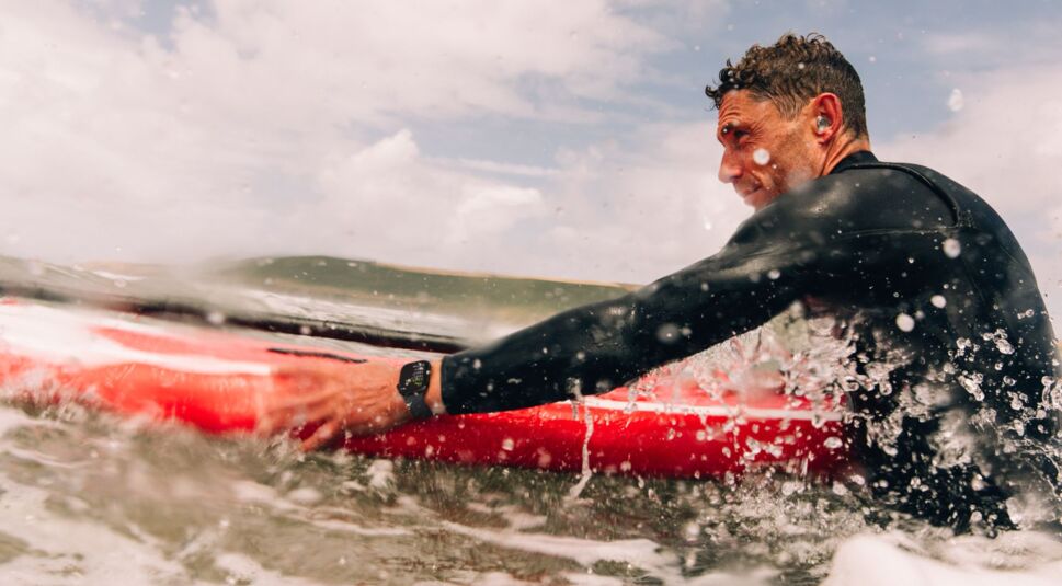 Mann trägt die Apple Watch 10 beim Surfen.
