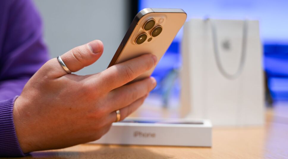 Mann schaut sich das iPhone 16 an