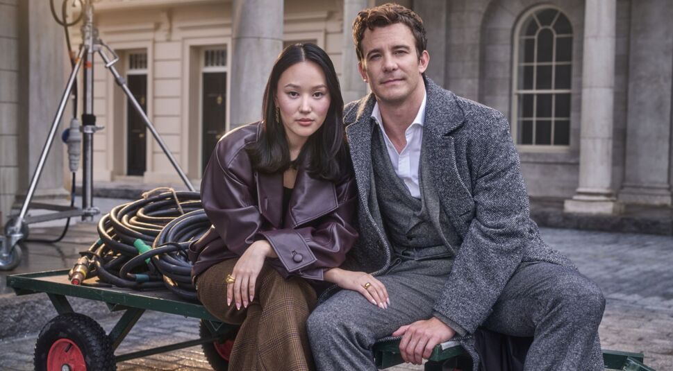 Bridgerton-Stars Yerin Ha und Luke Thompson am Set von Staffel 4.