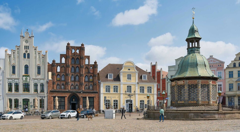 Teilansicht eines Marktplatzes mit typischer Hansestadt-Architektur