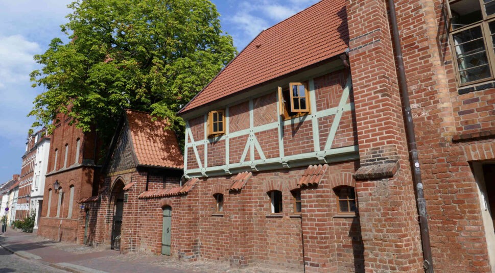Ein Kirchenbau der Backsteingothik mit Fachwerk-Details