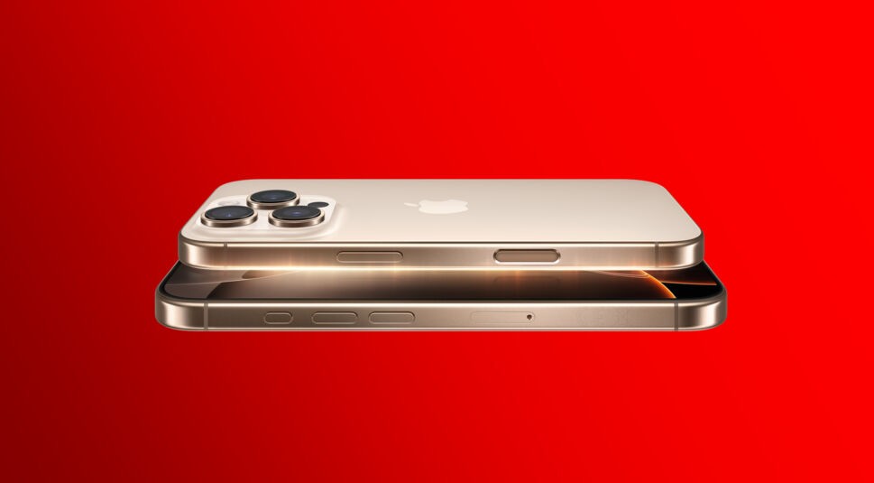 Auf dem Bild ist das iPhone 16 Pro aus der iPhone 16-Reihe zu sehen. Das Smartphone in der Farbe Wüstensand liegt übereinander, sodass sowohl die Ober- als auch die Unterseite erkennbar sind. Oben ist die Rückseite mit dem Triple-Kamera-System zu sehen, während unten das Display mit leuchtenden Akzenten und die seitlichen Tasten hervorgehoben werden. Der rote Hintergrund bringt die elegante goldene Farbe des Geräts besonders zur Geltung.