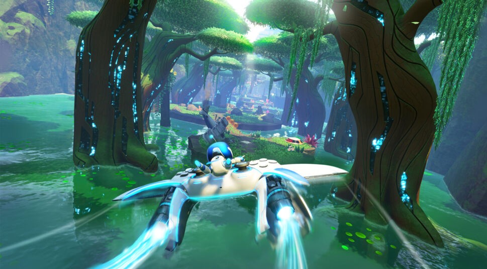 Auf dem Bild aus Astro Bot Test fliegt der kleine Roboter Astro Bot in einem futuristischen Fluggerät über ein grünes Gewässer in einem dichten, mystischen Wald. Die Bäume sind mit leuchtenden, blauen Adern durchzogen, und das Wasser reflektiert das Licht. Die Umgebung wirkt lebendig und voller Energie, während Astro Bot mit hoher Geschwindigkeit durch die Szenerie gleitet. Die Atmosphäre ist futuristisch und naturverbunden, mit kräftigen Grüntönen und detaillierter Vegetation.