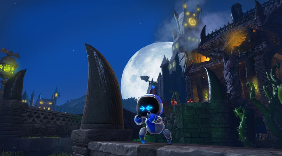 Auf dem Bild aus Astro Bot Test steht der kleine Roboter Astro Bot in einer düsteren, gruseligen Umgebung vor einem gotischen Schloss. Der Vollmond leuchtet hell am Himmel, während Fledermäuse umherfliegen und das Schloss von unheimlichem Licht erleuchtet wird. Astro Bot trägt einen entschlossenen Gesichtsausdruck und scheint sich mutig auf das Abenteuer vorzubereiten. Grüne, tentakelartige Pflanzen umgeben die alten Mauern, während die Szene insgesamt eine mystische und geheimnisvolle Stimmung vermittelt.