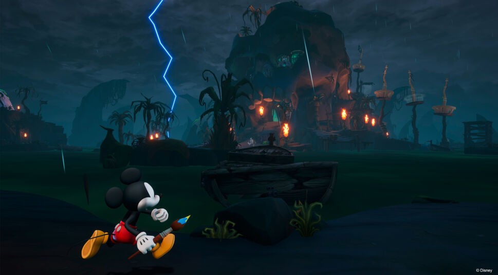 Auf dem Bild aus dem Spiel Disney Epic Mickey: Rebrushed rennt Mickey Mouse mit seinem magischen Pinsel durch eine düstere, stürmische Landschaft. Im Hintergrund erhebt sich ein großer, bedrohlicher Berg, beleuchtet von Blitzen und Fackeln. Die Umgebung ist von dichten Pflanzen und einem nebligen, geheimnisvollen Dschungel geprägt, was eine spannungsgeladene Atmosphäre schafft.