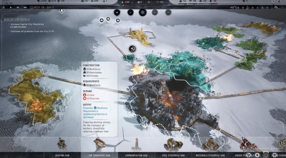 Auf dem Bild aus dem Spiel Frostpunk 2 sieht man eine verschneite Stadt in der Mitte, die von mehreren farblich hervorgehobenen Bezirken umgeben ist. Gelbe und grüne Bereiche stellen verschiedene Produktions- und Ressourcenbereiche dar, verbunden durch Straßen. Ein Bau-Overlay zeigt Bauanforderungen für neue Gebäude. Die kalte, frostige Landschaft und das düstere Design verstärken die bedrückende Atmosphäre. Oben im HUD sind wichtige Spielressourcen wie Materialien und Arbeitskräfte angezeigt.