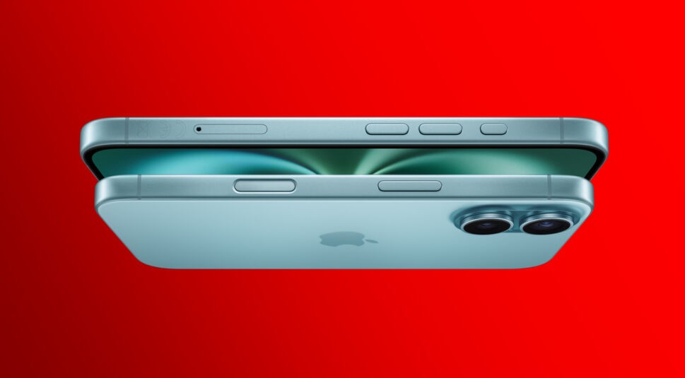 Auf diesem Bild zum Apple Event 2024 ist das iPhone 16 in der Farbe Blaugrün zu sehen. Das Smartphone ist in einer Seitenansicht dargestellt, wobei zwei übereinanderliegende Geräte die schlanke Bauweise und die Doppelkamera auf der Rückseite betonen. Der leuchtend rote Hintergrund verstärkt den Kontrast zur modernen, metallischen Optik des iPhones.