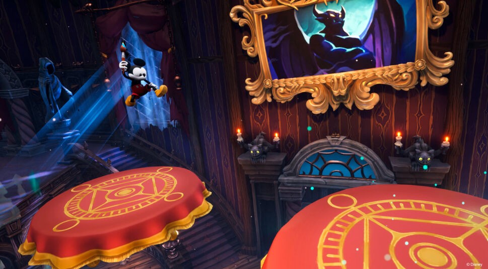 Auf dem Bild aus dem Spiel Disney Epic Mickey: Rebrushed schwingt Mickey Mouse mit einem magischen Pinsel in der Hand durch einen düsteren, gotisch inspirierten Raum. Im Hintergrund ist ein großes Gemälde eines dämonischen Wesens in einem goldenen Rahmen zu sehen. Unter ihm befinden sich zwei rot-goldene Plattformen, die magische Symbole tragen. Die Szene hat eine geheimnisvolle und leicht bedrohliche Atmosphäre.