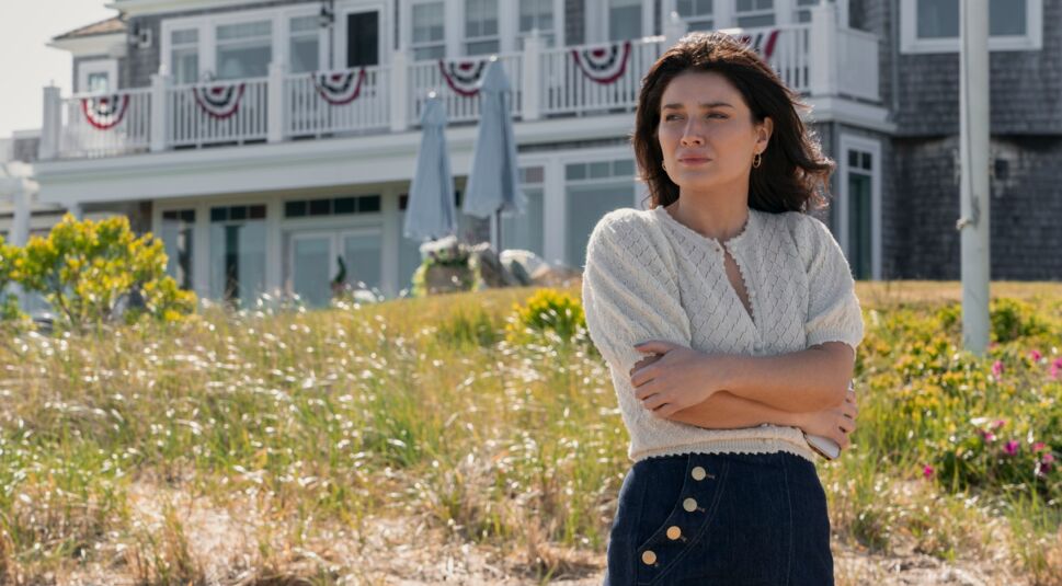 Frau vor Villa am Strand