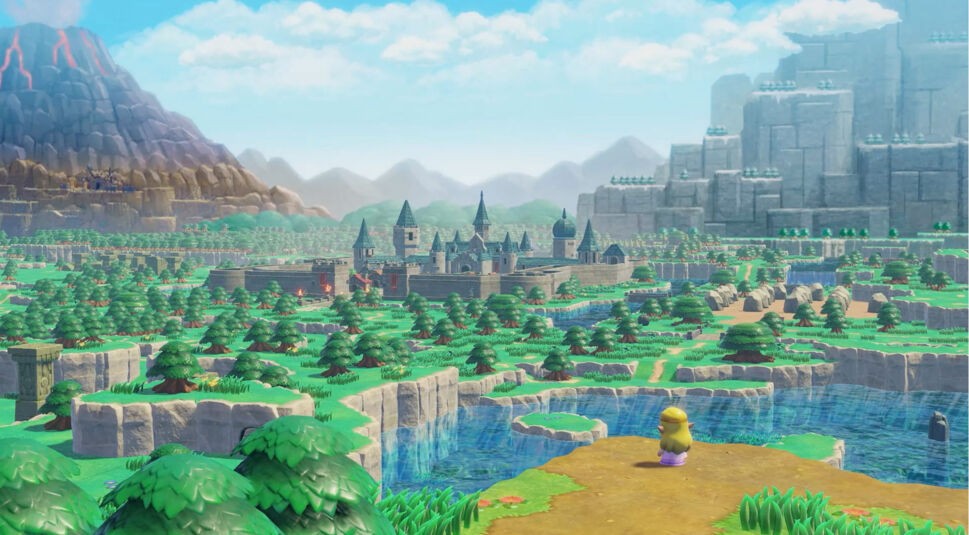 Auf dem Bild aus "The Legend of Zelda: Echoes of Wisdom" steht Zelda am Rand einer Klippe und blickt auf eine weite Landschaft. Im Zentrum steht eine große Burg, umgeben von grünen Bäumen, Flüssen und Wasserfällen. Im Hintergrund erhebt sich ein rauchender Vulkan auf der linken Seite und massive Berge rechts. Die Szene vermittelt eine friedliche, aber zugleich epische Atmosphäre.