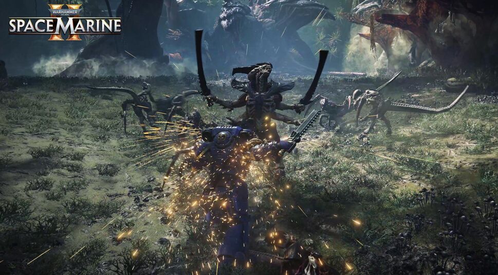 Das Bild aus Warhammer 40.000: Space Marines 2 zeigt einen Space Marine in blauer Rüstung im Nahkampf mit mehreren Tyraniden, die mit langen Klingen bewaffnet sind. Funken sprühen von einem Angriff ab, während der Space Marine seine Kettensägewaffe schwingt. Im Hintergrund sind weitere Tyraniden und eine düstere, außerirdische Landschaft zu sehen. Die Szene ist dynamisch und intensiv, und vermittelt die brutale Action des Spiels.