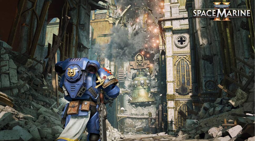 Auf dem Bild zu „Warhammer 40.000: Space Marine 2“ steht ein blauer Ultramarine vor einer zerstörten, gotischen Kathedrale. Trümmer und Staub umgeben die Szene, während eine gigantische Glocke, geschmückt mit Schädeln und Ornamenten, unter Explosionen und Rauch in den Hintergrund stürzt. Die eindrucksvollen Ruinen und die dramatische Zerstörung vermitteln eine düstere und epische Atmosphäre, typisch für das düstere Universum von Warhammer 40.000.