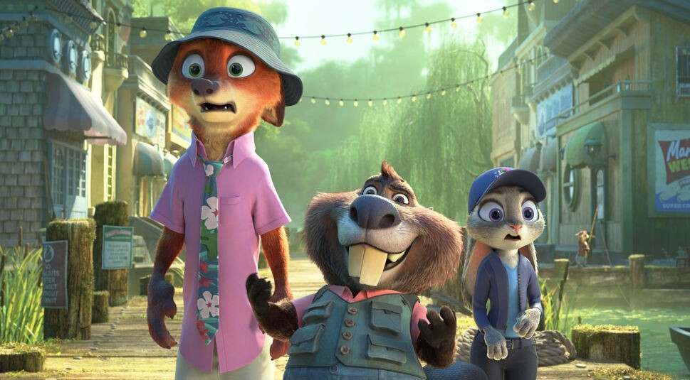 Im Bild zu Zoomania 2 stehen drei tierische Charaktere im Vordergrund: Der Fuchs in Hawaiihemd und Hut blickt überrascht, ein Nager mit Weste grinst breit, während die Häsin in Uniform schockiert wirkt. Sie befinden sich in einer idyllischen Stadt mit hölzernen Gebäuden.