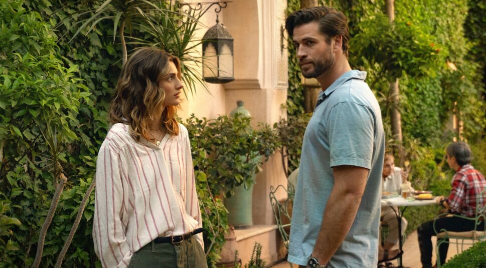 Diana Silvers und Liam Hemsworth in Lonely Planet: Liebe in Marokko