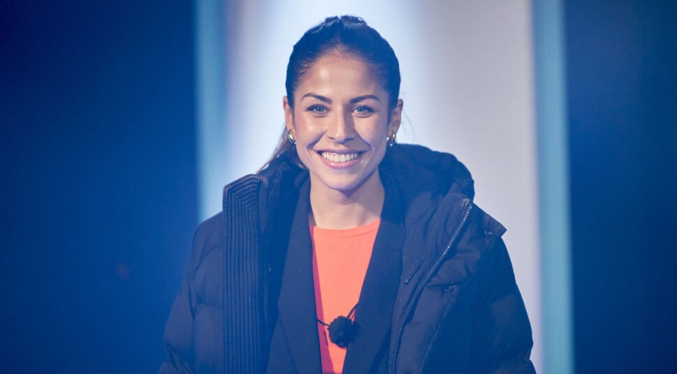 Negah Amiri in Licht Aus