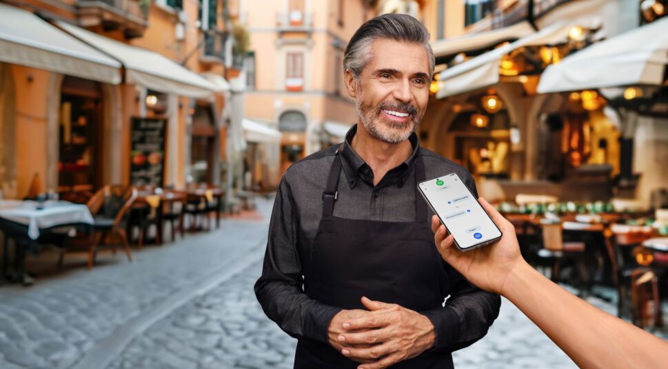 Hand hält das Xiaomi 14T Pro vor einen Kellner, um das Gespräch vom Xiaomi 14T Pro übersetzen zu lassen