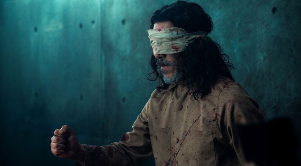 Óscar Jaenada als Dagin Babi in "Der Schacht 2".