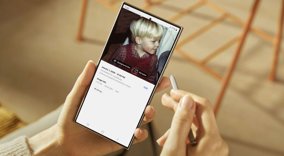 Ein Mensch hält das Galaxy S24 Ultra in der einen Hand, den S Pen in der anderen.