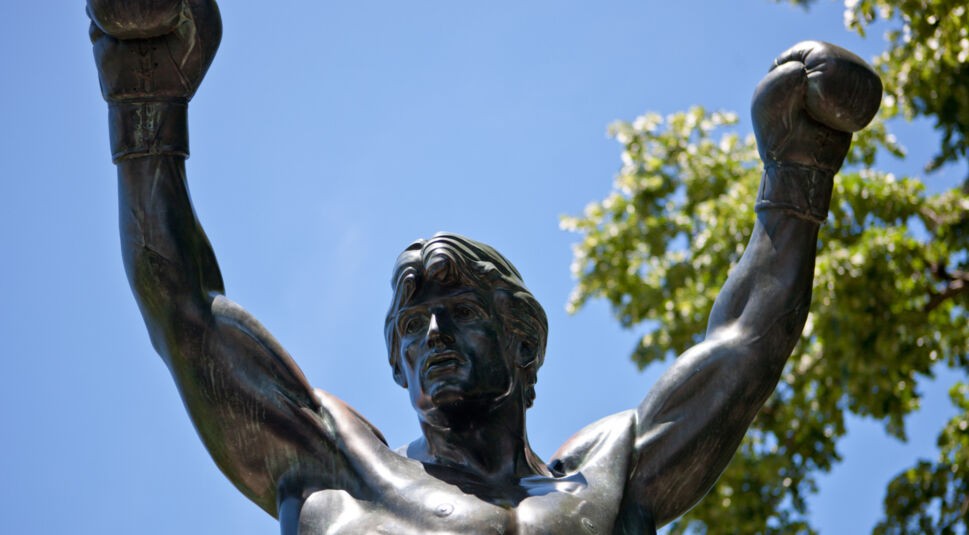  In Philadelphia in USA steht eine Statue der fiktiven Boxerfigur Rocky Balboa, die durch die Silvester Stallone berühmt wurde. In den Rocky-Filmen lebt Rocky in Philadelphia.